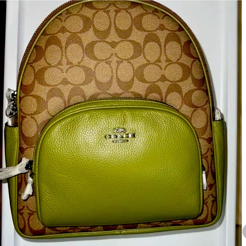 USED COACH GREEN/BEIGE MEDIUM SIZE BACKPACK 🎒 USED BUT LIKE NEW INSIDE AND OUT